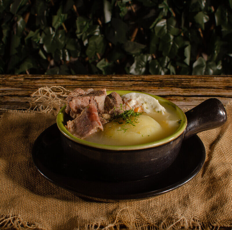 Caldo con Costilla, Papa y Huevo