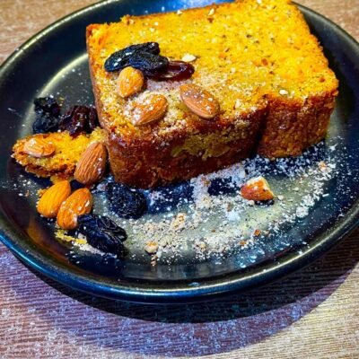 Porción de torta de zanahoria con almendras y uvas pasas, Panethos Chía