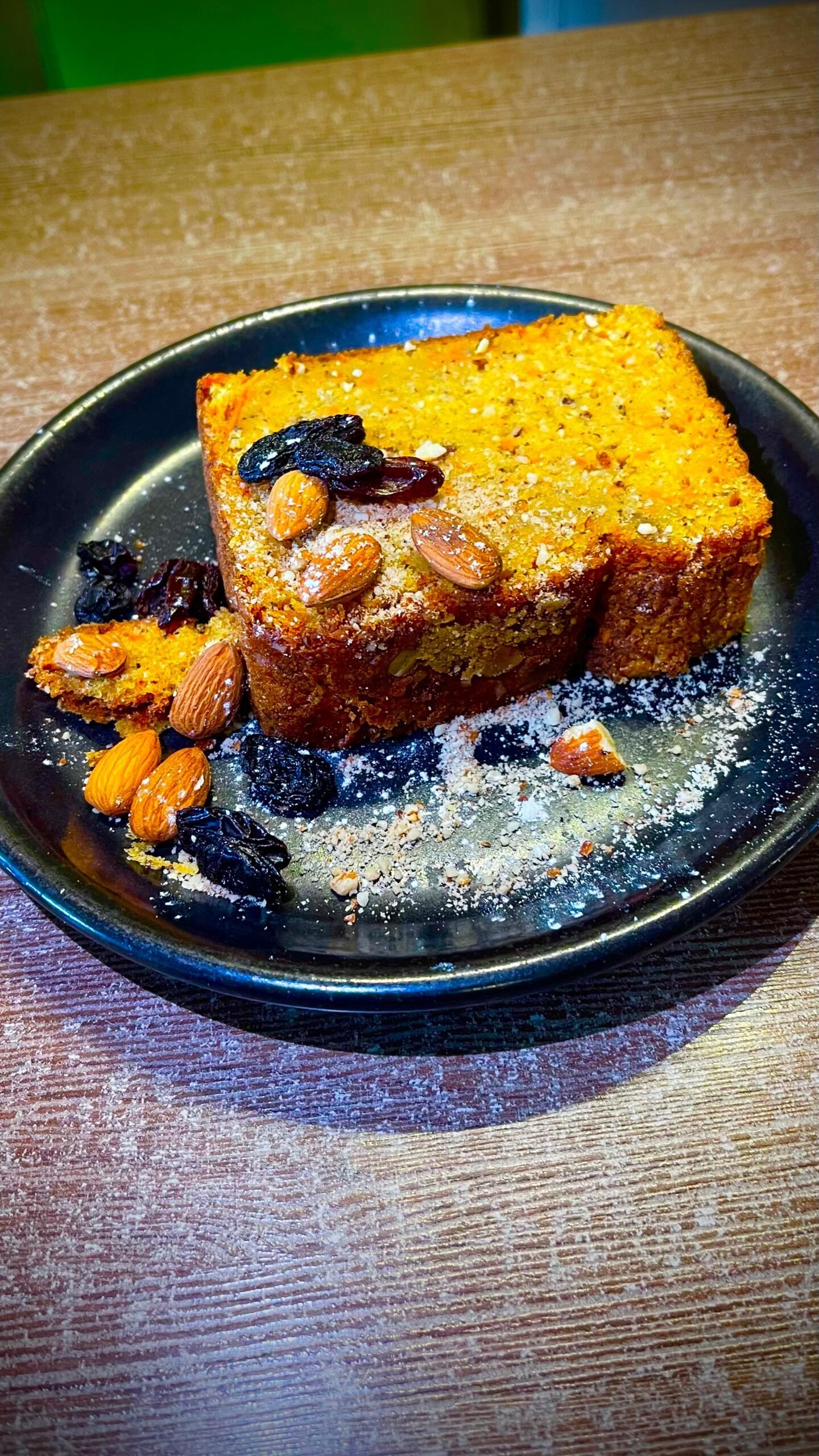 Porción de torta de zanahoria con almendras y uvas pasas, Panethos Chía