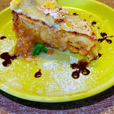 Porción de torta de buñuelo con arequipe, Panethos Chía